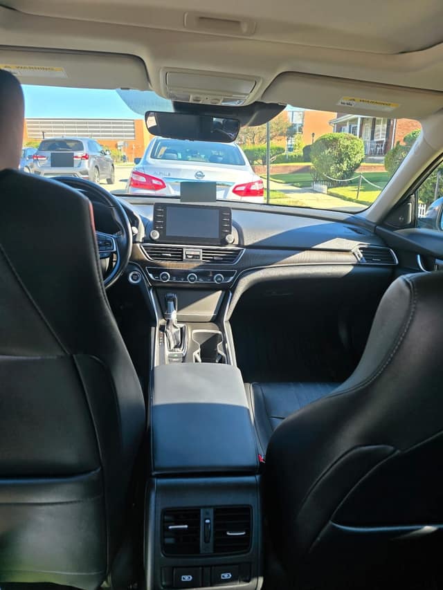 Front cabin seen from the rear seat, after