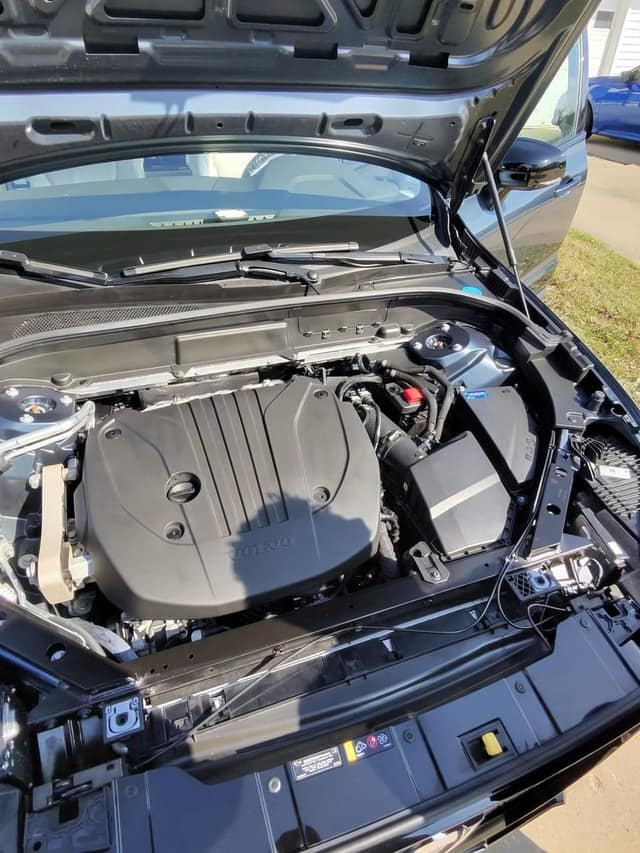 Volvo XC60, engine bay