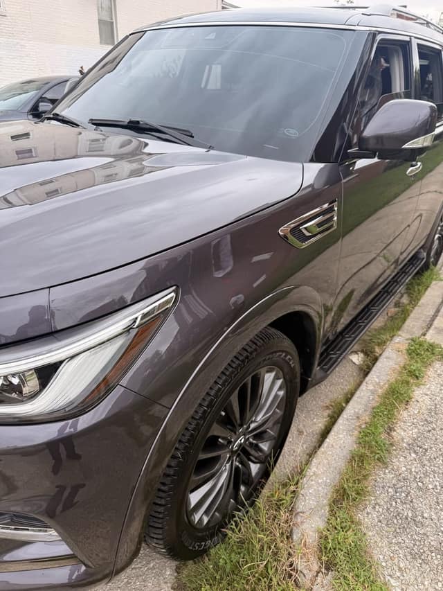 Infiniti QX80, front three-quarter