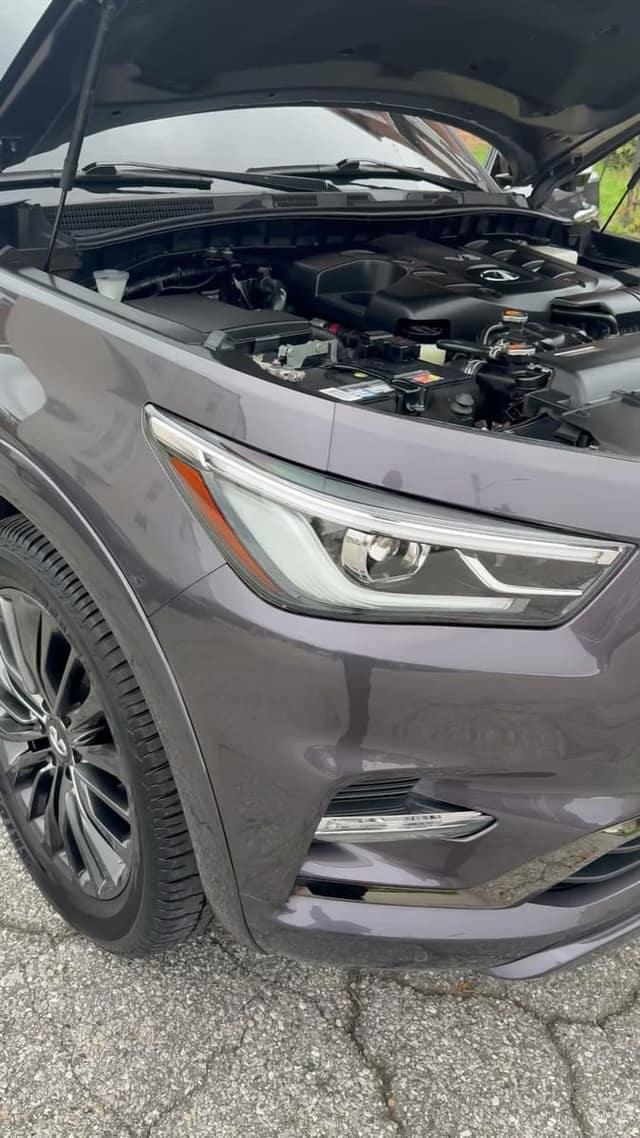 Infiniti QX80, front corner