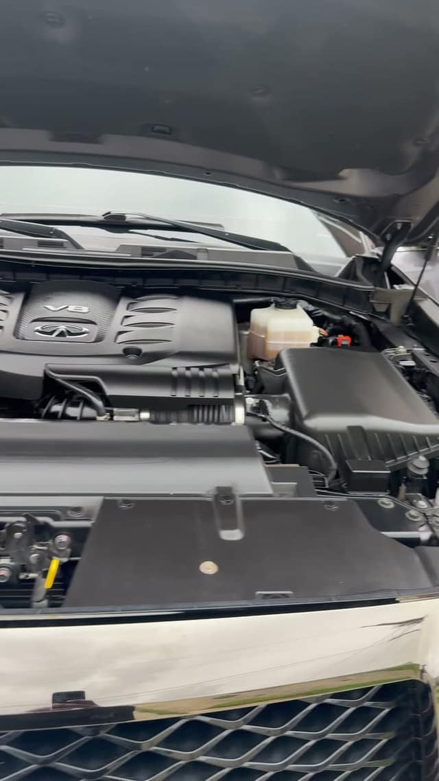 Infiniti QX80, engine bay