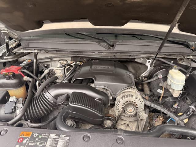 Chevrolet Suburban, engine bay