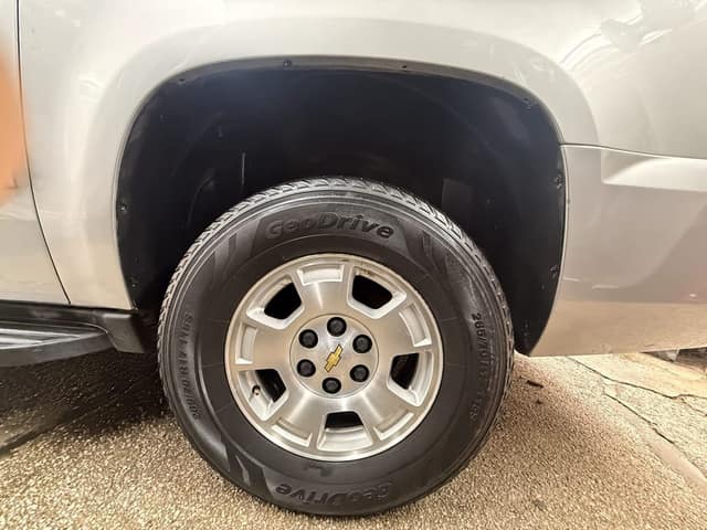 Chevrolet Suburban, wheel & tire