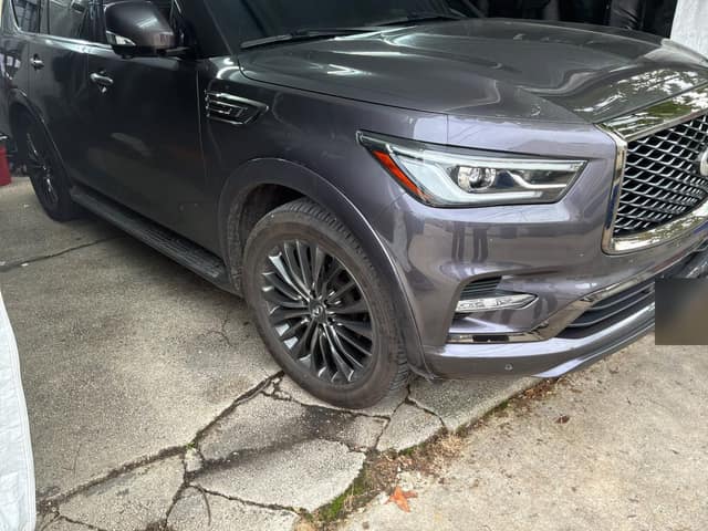 Infiniti QX80, front three-quarter view inside the detailing enclosure